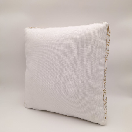 Luvoti bílý polštář se zlatým signature vzorem